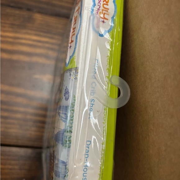 “Truly Scrumptious" fitted crib sheet from the "Dinosaur Tracks" - Picture 7 of 13